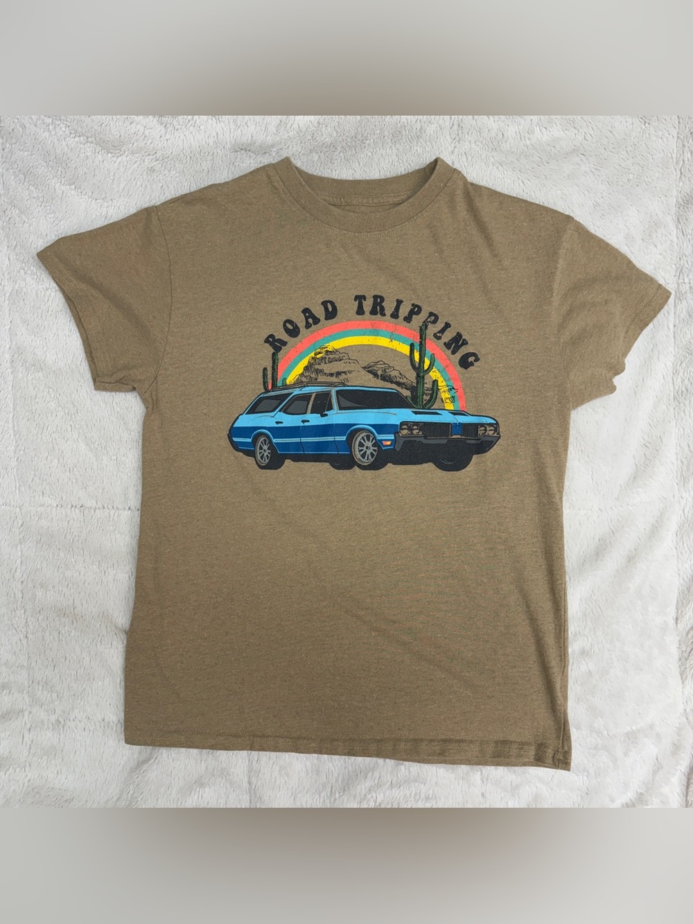 Brisco Brands Juniors Women’s “Road Tripping” graphic T-shirt size M tan